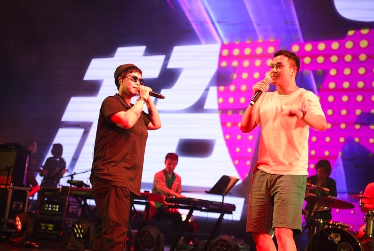 Alcon mini-concert brand event